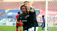 Ciro Alves menjadi bintang kemenangan Persikabo 1973 dengan hattrick-nya di menit ke-9, 60 dan 90. Hattrick keduanya di BRI Liga 1 menjadi kado terindah untuk timnya yang akan merayakan ulang tahun ke-48 pada 23 Desember 2021 nanti. (Bola.com/Nandang Permana)