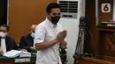 Terdakwa Richard Eliezer Pudihang Lumiu bersiap menjalani sidang lanjutan dalam kasus pembunuhan Brigadir Yosua Hutabarat di Pengadilan Negeri Jakarta Selatan, Rabu (18/1/2023).  Richard Eliezer didakwa bersama tiga orang lain, yakni Ferdy Sambo, Ricky Rizal, dan Kuat Ma’ruf dengan Pasal 340 KUHP jo Pasal 55 ayat (1) ke-1 KUHP subsider Pasal 338 KUHP jo Pasal 55 ayat (1) ke-1 KUHP. (Liputan6.com/Johan Tallo)