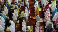 Jamaah muslimah melaksanakan salat tarawih pertama Ramadan 1438 di Masjid Istiqlal, Jakarta, Jumat (26/5). Pemerintah menetapkan 1 Ramadan 1438 Hijriah jatuh pada hari Sabtu 27 Mei 2017. (Liputan6.com/Johan Tallo)