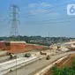 Pekerja menyelesaikan pembangunan Jalan Tol Serpong-Cinere seksi 2 di kawasan Limo, Depok, Jawa Barat, Senin (12/6/2023). (merdeka.com/Arie Basuki)