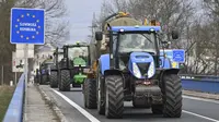 Petani Ceko menggunakan traktor menuju penyeberangan perbatasan Hodonin/Holic di Republik Ceko, pada Kamis (22/2/2024) untuk bertemu rekan-rekan mereka dari negara tetangga dan bergabung dalam protes terhadap kebijakan pertanian dan birokrasi Uni Eropa serta kondisi bisnis mereka secara keseluruhan (Dok. Vaclav Salek/CTK via AP)