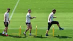 Pemain AS Roma, Radja Nainggolan (tengah) bersama Daniele De Rossi (kanan) dan Kostas Manolas saat berlatih di Trigoria, Roma, Italia, Senin (23/4). AS Roma akan menghadapi Liverpool di leg pertama semifinal Liga Champions. (Alberto PIZZOLI/AFP)