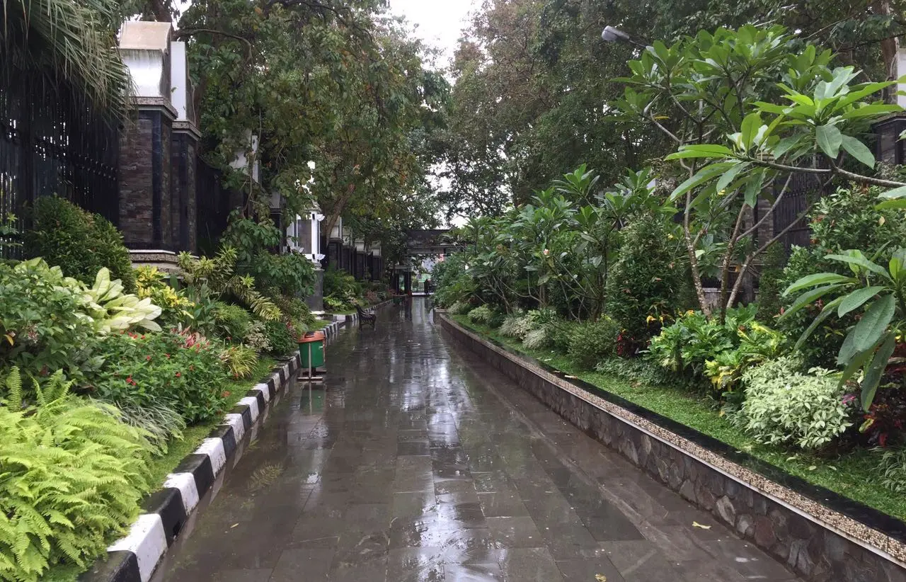 Taman-taman kota di Purwakarta sengaja ditata indah untuk menarik pengunjung, tapi waktu operasionalnya dibatasi dengan pagar yang kokoh. (Liputan6.com/Abramena)