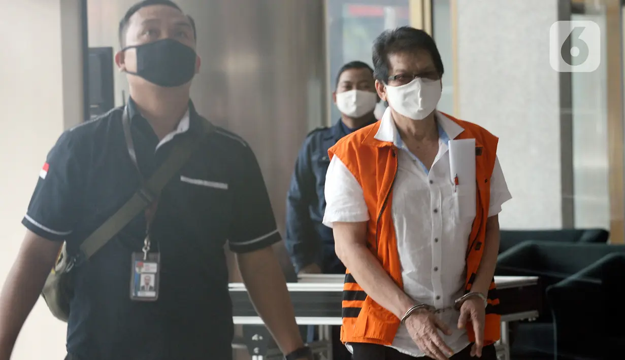 Mantan Kadis Pengelolaan Keuangan dan Aset Daerah (DPKAD) Kota Bandung, Herry Nurhayat tiba untuk sidang dakwaan secara online di Gedung KPK, Jakarta, Senin (15/6/2020). Herry merupakan tersangka kasus suap pengadaan tanah untuk RTH di Pemkot Bandung tahun 2012 dan 2013. (merdeka.com/Dwi Narwoko)