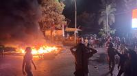 Kantor DPRD Makassar Diserang Massa, 6 Motor Dibakar (Fauzan/Liputan6.com)