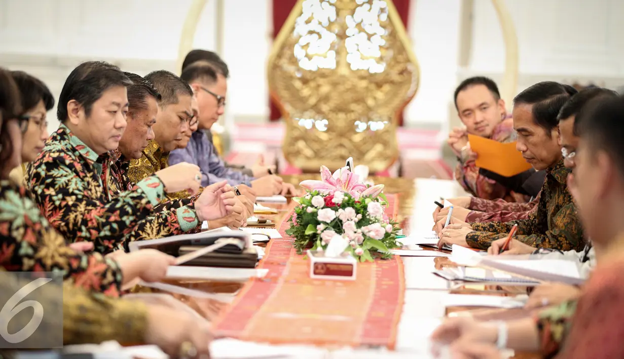 Presiden Joko Widodo  berdiskusi dengan Pengurus GAPMMI dan GIMNI di Istana Merdeka, Jakarta, Selasa (13/10/2015). Presiden sangat mengharapkan industri makanan dan minuman dapat terus berkembang . (Liputan6.com/Faizal Fanani)