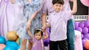 Potret kebahagiaan Angela Prisa bersama suami, Diego Dimas dan dua anaknya. Angela juga aktif sebagai content creator yang juga membahas seputar fashion. [Instagram/angelaprisa]