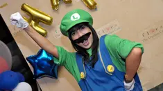 Ditemui di kawasan Pancoran, Jakarta, Fitri Tropica berdandan ala tokoh game terkenal, Super Mario Bros dan Luigi, Selasa(22/7/14). (Liputan6.com/Panji Diksana)