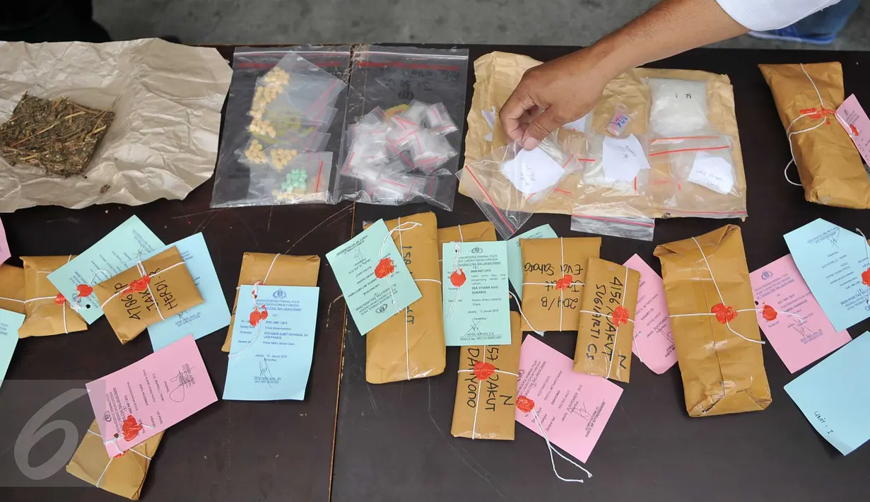 Sejumlah barang bukti diperlihatkan  saat pengungkapan 27 kasus narkoba dengan total 33 tersangka selama Januari 2016, di Polres Jakarta Utara, Senin (15/2). Barang bukti yang disita yaitu 622 gram sabu dan 8,49 gram ganja (Liputan6.com/Gempur M Surya)