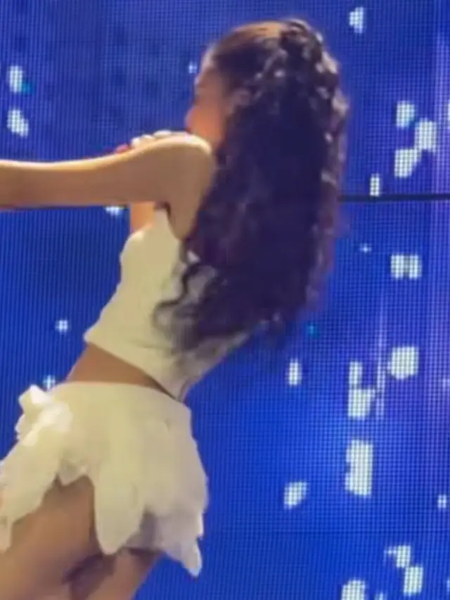 Jennie kostum konser. [@leje.official]