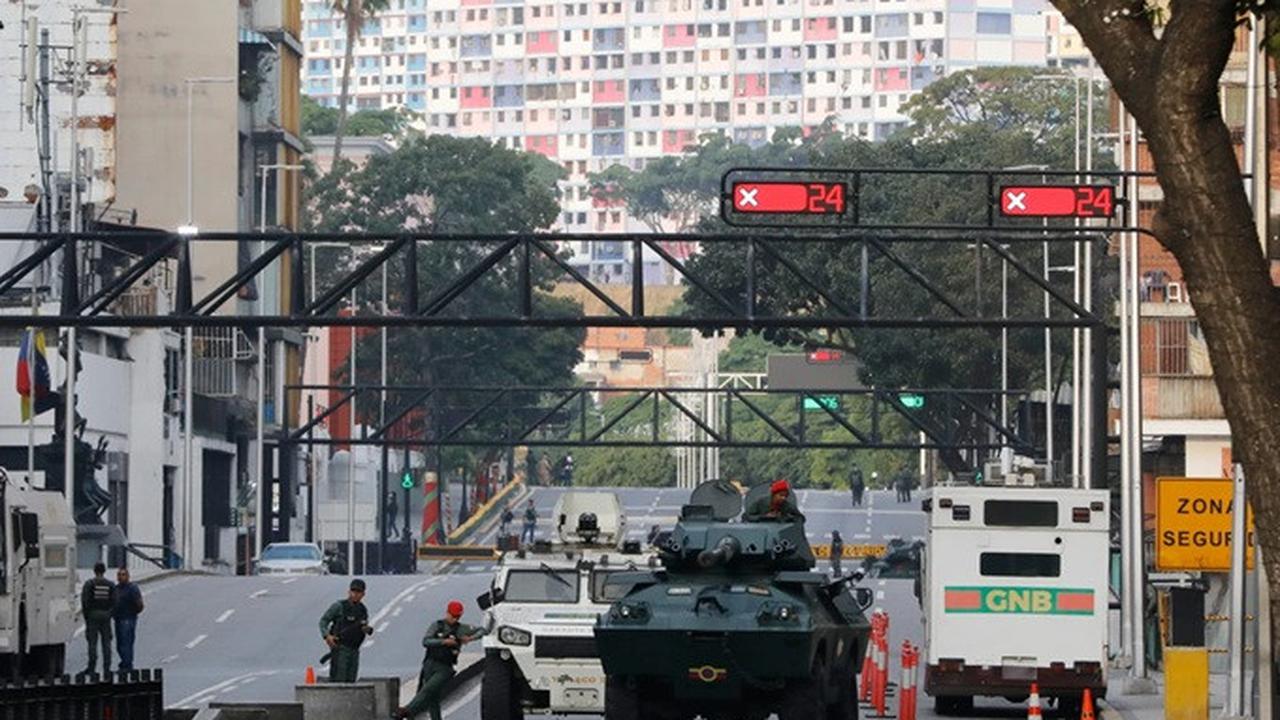 Kendaraan lapis baja Garda Nasional memblokir sebuah jalan yang mengarah ke Istana Kepresidenan Miraflores di Caracas, Venezuela, Sabtu, (3/1/2026) di tengah eskalasi ketegangan pasca penangkapan Presiden Nicolas Maduro dan istri oleh Amerika Serikat.