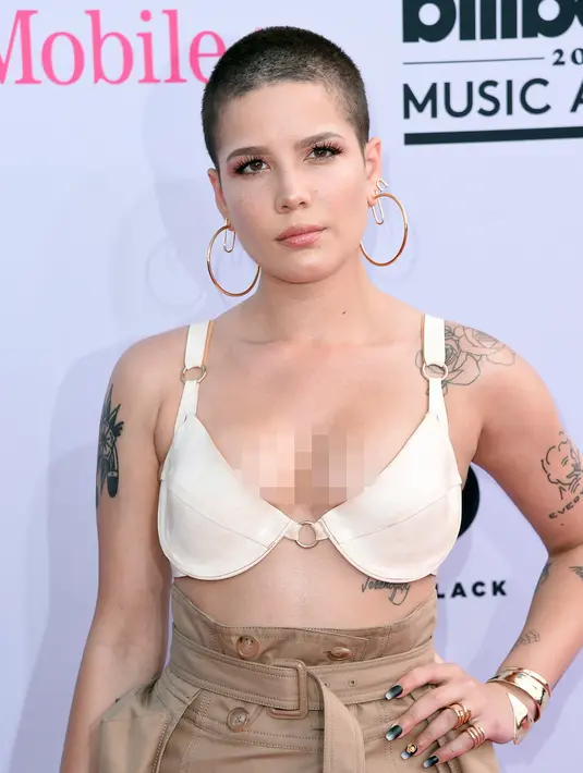 Penyanyi Hasley ketika menghadiri ajang penghargaan musik bergengsi Billboard Music Awards 2017 di Las vegas, Minggu (21/5). Halsey menggunakan bra sutra dari Sergio Hudson dan high-waisted skirt rancangan Juun J. (Photo by Richard Shotwell/Invision/AP)