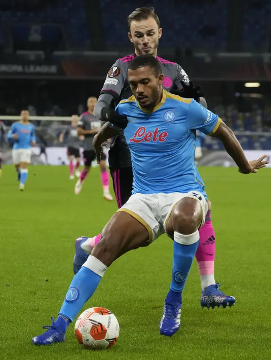 Gelandang Leicester City, James Maddison berusaha merebut bola dari pemain Napoli, Juan Jesus pada pertandingan Grup C Liga Europa di Stadion Diego Armando Maradona di Naples, Italia (10/12/2021). Napoli melaju kebabak selanjutnya karena berada diperingkat kedua klasemen. (AP Photo/Gregorio Borgia)
