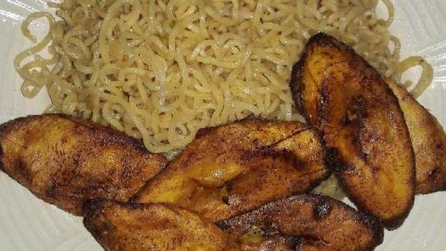 6 Cara Makan Pisang Goreng Ini Nyeleneh Banget