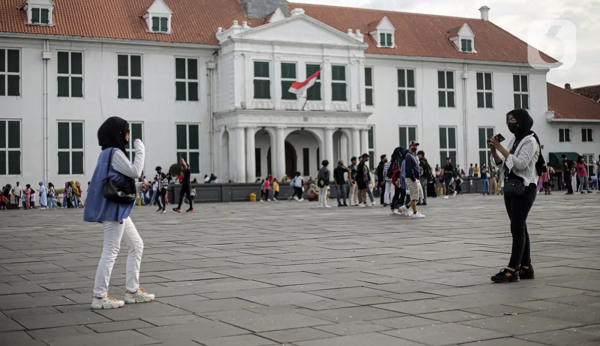 <p>Warga berpose untuk difoto di kawasan wisata Kota Tua, Jakarta, Senin (23/1/2022). Kawasan wisata Kota Tua yang saat ini terbebas dari pedagang kaki lima (PKL) masih menjadi alternatif warga untuk mengisi liburan, termasuk cuti bersama menyambut perayaan Tahun Baru Imle 2023. (Liputan6.com/Faizal Fanani)</p>