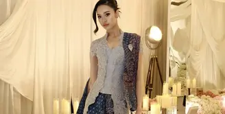 Anya Geraldine tampil mengenakan kebaya lace abu-abu dipadukan selendang batik dihiasi bros senada dengan bawahannya. [@anyageraldine]