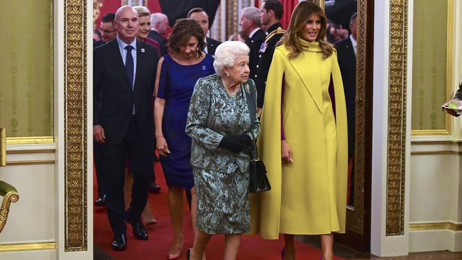 Melania Trump saat bertemu Ratu Elizabeth II di Istana Buckingham, London, Inggris. (GEOFF PUGH / POOL / AFP)
