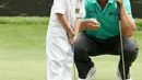 Pegolf Amerika Serikat, Charley Hoffman melihat putrinya, Katelyn memukul bola ketika hari terakhir mengikuti latihan untuk turnamen golf Masters 2018 di Augusta, Georgia, Rabu (4/4). (JAMIE Squire / Getty Images / AFP)