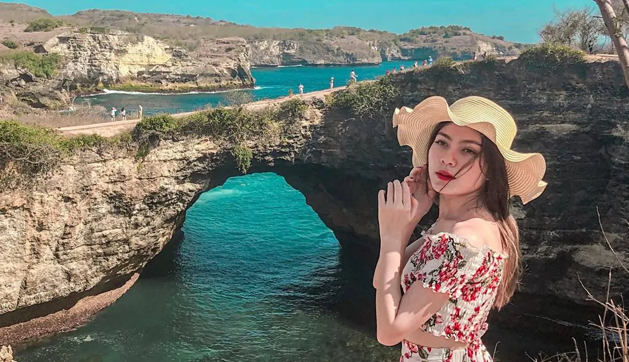 Selain berakting di depan kamera, Haviza yang seorang model ini pun kerap tampil stylish saat menjalani liburan. Dalam momen liburannya ke Bali ini ia pun tampil menawan dengan busana floral yang cocok dengan lokasi liburannya tersebut. Dalam potretnya ini ia pun menuai banyak pujian karena penampilannya yang terlihat semakin memesona dari biasanya. (Liputan6.com/IG/@havizadevianjani)