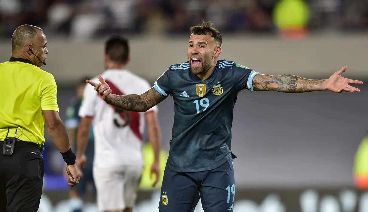 Pemain Argentina Nicolas Otamendi mengeluh kepada wasit Wilton Pereira Sampaio saat melawan Brasil pada pertandingan kualifikasi Piala Dunia 2022 di Buenos Aires, Argentina, Kamis (14/10/2021). Argentina menang 1-0. (AP Photo/Gustavo Garello)