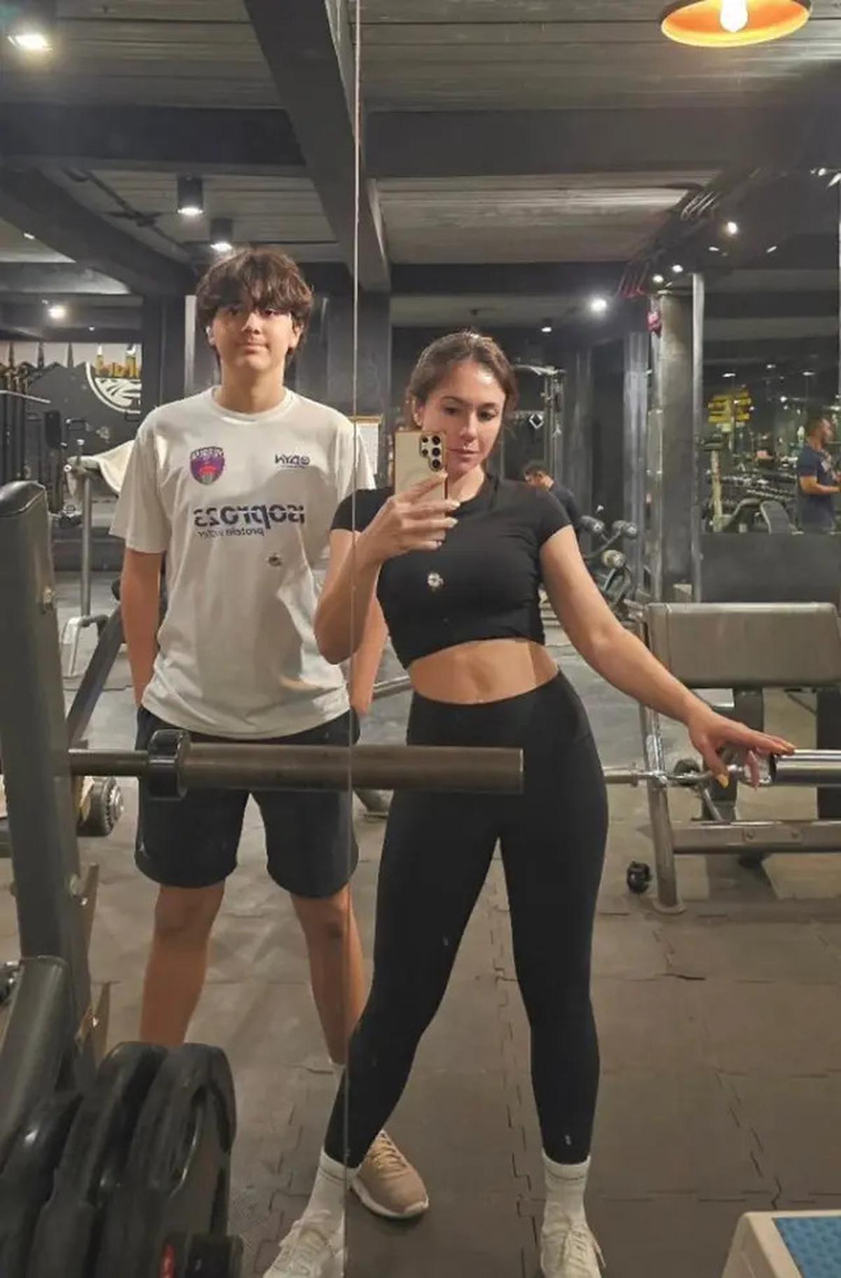 6 Potret Wulan Guritno bareng Tiga Anaknya, Kompak Banget bak Sahabat