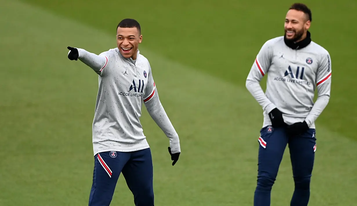 Penyerang PSG Kylian Mbappe memberi isyarat di samping rekannya Neymar selama sesi latihan di Camp des Loges Paris Saint-Germain, di Saint-Germain-en-Laye, Paris pada 10 Februari 2022. PSG akan menjamu Rennes pada lanjutan Ligue 1, Sabtu 12 Februari 2022 dini hari WIB. (FRANCK FIFE / AFP)