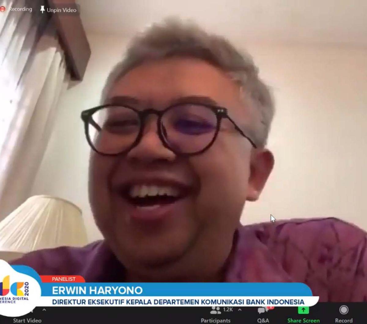 "Rupiah adalah kedaulatan bangsa Indonesia yang menggambarkan kebanggaan kita terhadap uang rupiah.<br>Cintailah rupiah, Bangga dengan rupiah, pahami Rupiah," pungkas Erwin.