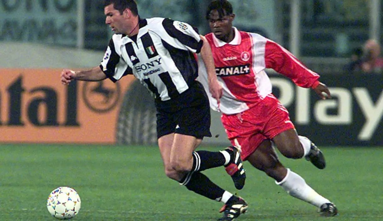 Gelandang Juventus, Zinedine Zidane, melewati bek AS Monaco, Martin Djetou, pada laga semifinal Liga Champions di Stadion Delle Alpi, Turin, Rabu (1/4/1998). (AFP/Patrick Hertzog)  