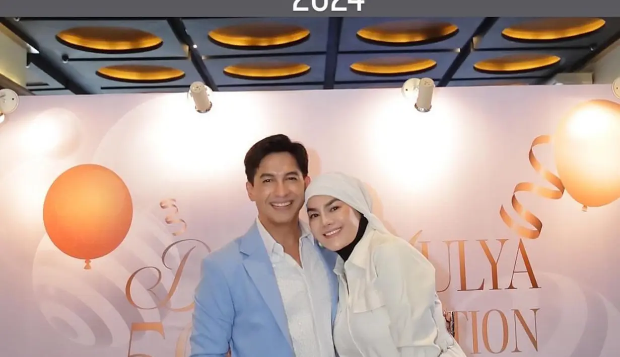 Pria yang kini sudah berusia 50 tahun ini mengungkap kegembiraannya bisa bertemu Sarita Abdul Mukti. Keduanya tampil serasi, sama seperti video klip yang dibintanginya 29 tahun silam. (Liputan6.com/IG/@queen_saritaabdulmukti)