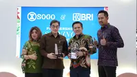 Peresmian kerja sama antara BRI dan Sogo Indonesia dengan saling memberikan plakat, Jumat (9/6/2023).