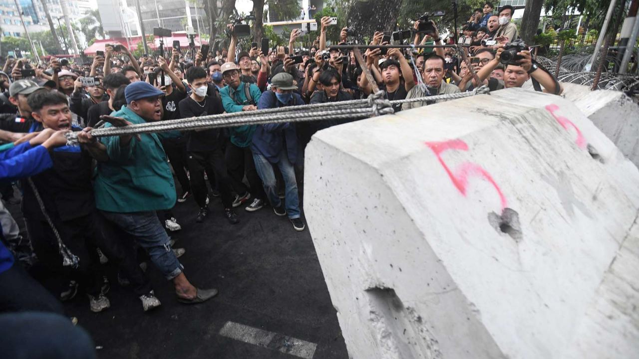 Mensesneg temui mahasiswa di aksi Indonesia Gelap
