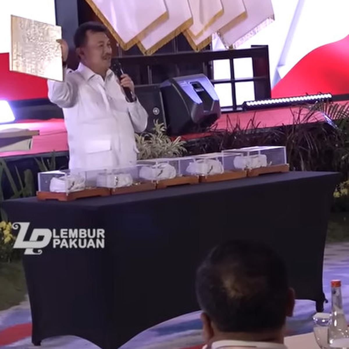 Bantu Korban Bencana, Dedi Mulyadi Lelang Ikat Kepala Capai Rp1,6 Miliar
