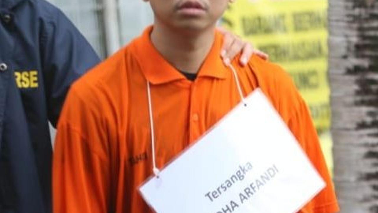 Ekspresi tersangka Yudha saat mengikuti reka adegan penenggelaman Dante di kolam renang Tirtamas, Pondok Kelapa, Jakarta Timur. Foto : Kapanlagi.com / Budy Santoso