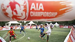 Pemain bertanding dalam kompetisi sepak bola AIA Championship di Jakarta, Minggu (28/2/2016). Kompetisi digelar untuk mencari tim yang akan bergabung dengan Bambang Pamungkas pada kompetisi regional AIA Championship. (Liputan6.com/Immanuel Antonius) 
