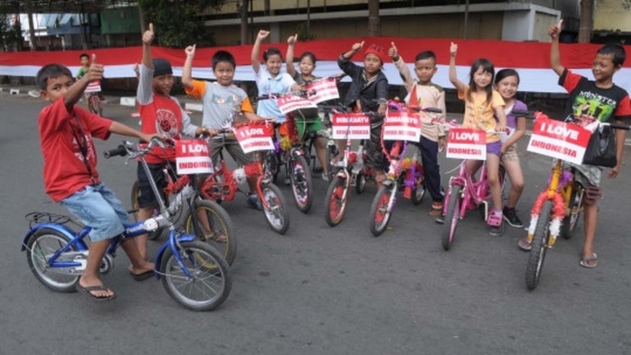 Sambut 17 Agustus, kaum hawa lomba jahit bendera merah putih raksasa