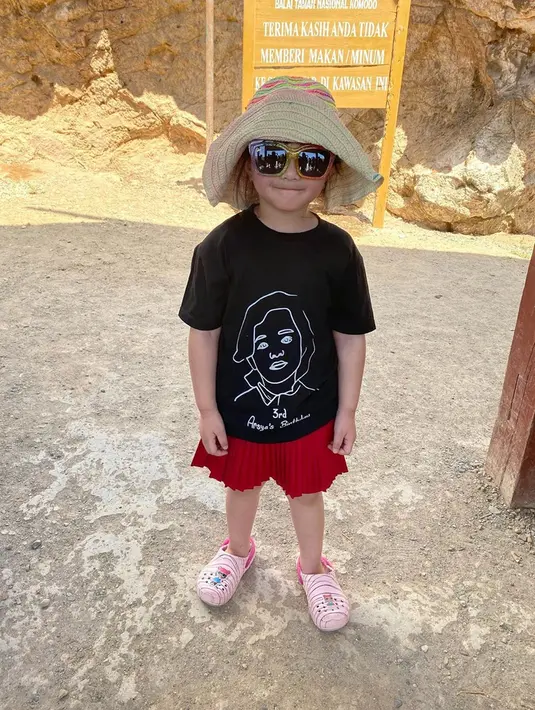 Saat traveling di Pulau Komodo, NTT, anak berusia 4 tahun ini bergaya casual dengan kaus warna hitam dan celana pendek. Ditambah lagi saat Arsy bergaya trendi dengan berkacamata dan bertopi koboi, yang membuatnya terlihat semakin memukau. (Liputan6.com/IG/@queenarsy)