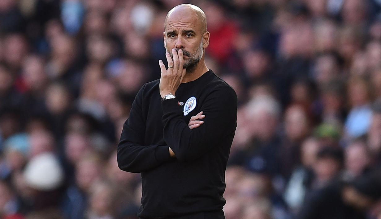 Pep Guardiola merupakan pelatih dengan bayaran termahal di Liga Inggris. Pria asal Spanyol tersebut digaji sebesar 20 juta pounds per tahun oleh Manchester City. Ia tercatat telah mempersembahkan 10 titel untuk The Citizen, termasuk 3 gelar Liga Inggris dan 4 trofi Carabao Cup. (AFP/Oli Scarff)