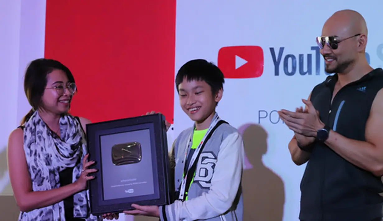 "Ayah saya datang dari Banyuwangi, ke Jakarta pertama kali sebagai sopir mikrolet. Ibu saya penjahit rumahan. Saya hidup bersama orangtua yang luar biasa. Saya tidak bisa berpikir seperti anak-anak orang kaya lainnya," ujar Deddy. (mastercorbuzier)