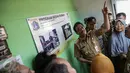 Wakil Gubernur DKI Jakarta, Djarot Saiful meninjau rumah yang akan dibedah usai meresmikan program bedah rumah di Cilincing, Jakarta, Senin (17/4). (Liputan6.com/Faizal Fanani)