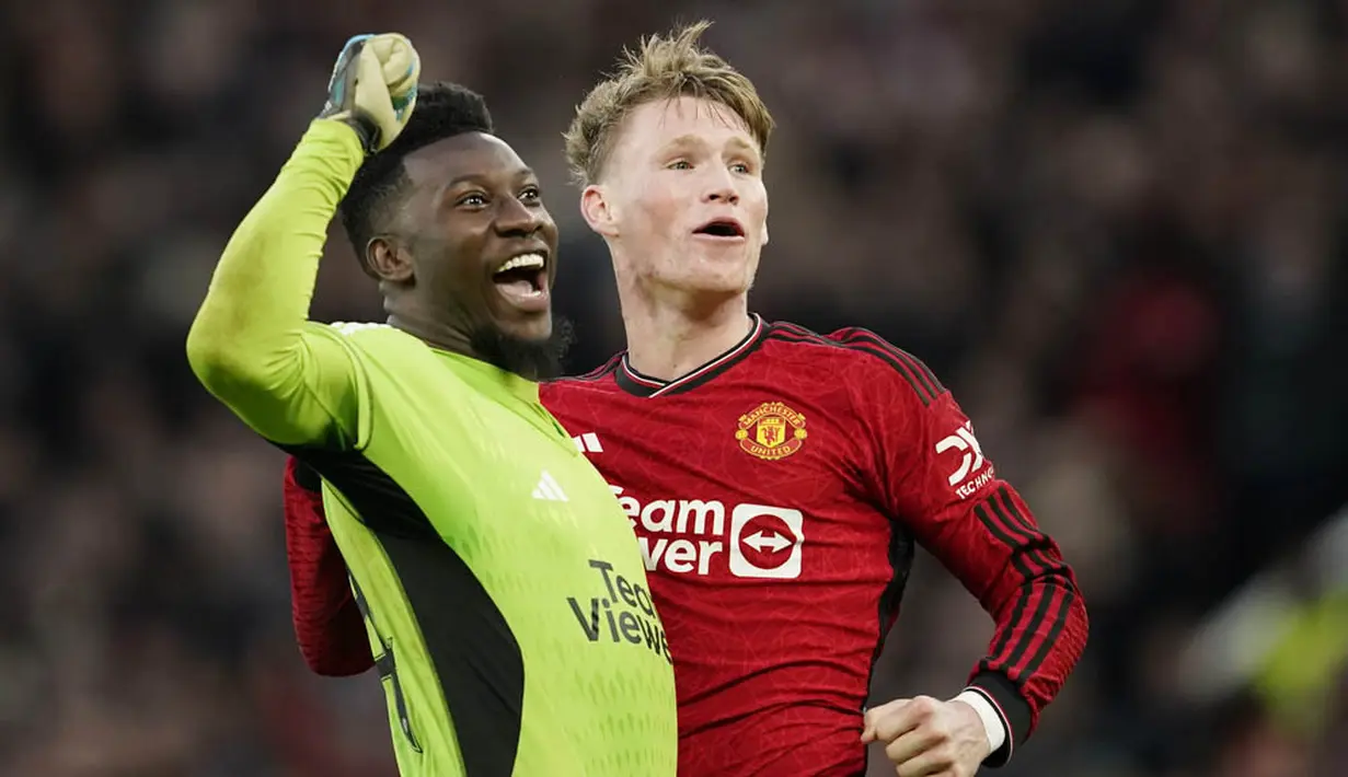 Pemain Manchester United, Andre Onana dan Scott McTominay merayakan kemenangan atas Liverpool pada babak perempat final Piala FA 2023/2024 di Old Trafford, Minggu (17/03/2024). (AP Photo/Dave Thompson)
