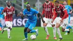 Pemain Napoli, Romelu Lukaku, melewati pemain AC Milan sebelum mencetak gol apik pada laga Liga Italia di Stadion San Siro, Rabu 30 Oktober 2024. (AP Photo/Luca Bruno)