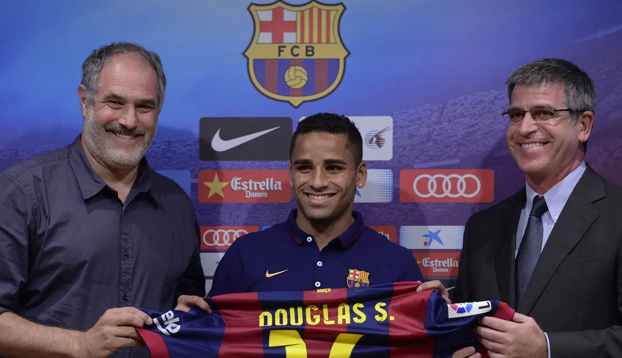 Douglas diboyong Barcelona pada musim panas 2014 dari Sao Paulo. Namun, karier Douglas di Barcelona kerap diganggu cedera. Walhasil, pemain asal Brasil itu gagal menembus tim utama Blaugrana. (Foto: AFP/Josep Lago)