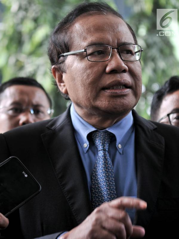 Ekonom Rizal Ramli tiba di Bareskrim Polri untuk melaporkan Surya Paloh, Selasa (16/10). Sebelumnya, pada 17 September 2018, Rizal Ramli lebih dulu dilaporkan ke Polda Metro oleh Ketua DPP Partai Nasdem Taufik Basari. (Merdeka.com/Iqbal S. Nugroho)