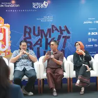 Sutradara pementasan Rumah Sakit Jiwa Rangga Riantiarno (tengah) bersama Program Manager Bakti Budaya Djarum Foundation Billy Gamaliel (kiri) dan Perancang Kostum pementasan Rumah Sakit Jiwa Samuel Wattimena (kanan) memberikan keterangan kepada media pada acara jelang pertunjukan teater Rumah Sakit Jiwa di Jakarta, Jumat (10/7/2026).