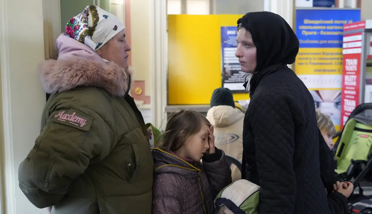 Pengungsi Ukraina menunggu di stasiun kereta api di Przemysl, Polandia tenggara, pada Rabu (23/3/2022). Polandia telah menerima lebih dari 2 juta pengungsi Ukraina sejak invasi Rusia pada 24 Februari lalu. (AP Photo/Sergei Grits)