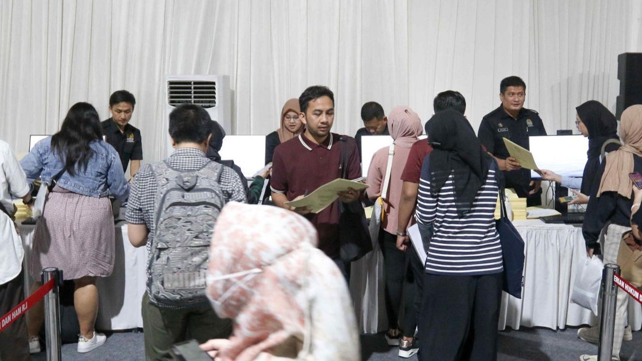 "Pelayanan paspor sebanyak 1.074 pemohon dalam satu hari ini kita pecahkan rekor juga dan di sini saya bersama rekan-rekan membuktikan kita bisa melayani di hari Minggu dan juga bisa ribuan paspor,"