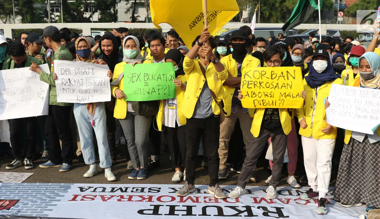 Sejumlah mahasiswa dari berbagai perguruan tinggi di Jakarta melakukan aksi unjuk rasa di depan Kompleks Parlemen RI, Senin (16/9/2019). Dalam aksinya, mereka menolak berbagai RUU yang sedang adan akan dibahas oleh para anggota dewan. (Liputan6.com/Helmi Fithriansyah)
