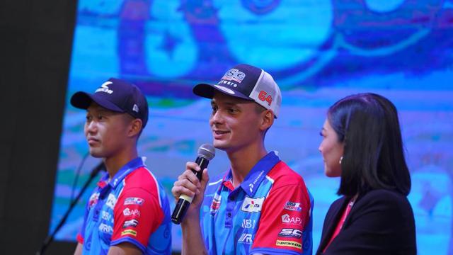 Bo Bendsneyder (Tengah)