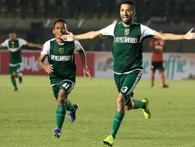 Striker Persebaya Surabaya, Manuchehr Jalilov, merayakan gol yang dicetaknya ke gawang Perseru Serui pada laga Piala Presiden 2019 di Stadion Si Jalak Harupat, Bandung, Sabtu (2/3). Persebaya menang 3-2 atas Perseru. (Bola.com/Yoppy Renato)