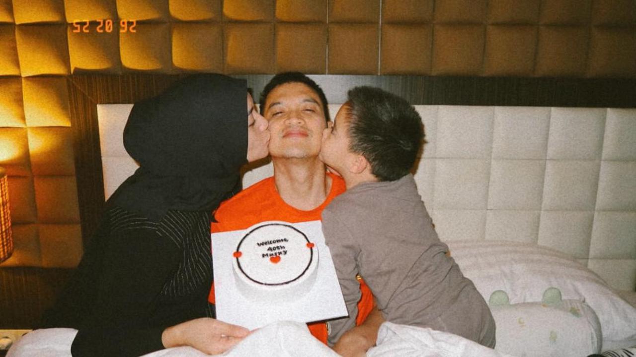 Momen Manis Kejutan Ulang Tahun ke-40 Rezky Aditya dari Citra Kirana dan Sang Anak
